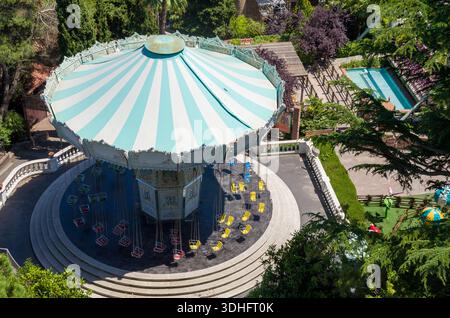 Carrousel Vintage Swing vide dans le parc d'attractions extérieur Banque D'Images