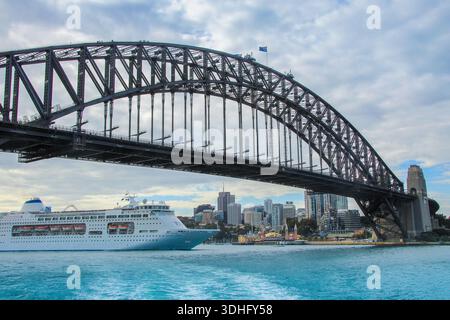 Grand bateau de croisière passant sous le pont du port de Sydney Banque D'Images