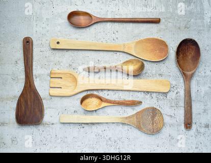Une photo à plat de diverses cuillères en bois disposées dans un affichage de nature morte. Banque D'Images