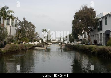 Venise, Californie, États-Unis. 21 janvier 2026. Les canaux de Venise, à quelques pâtés de maisons de Venice Beach, construits par Abbott Kinney et ouverts le 4 juillet 1905, photographiés le 21 janvier 2026. (Crédit image : © Bryan Smith/ZUMA Press Wire) USAGE ÉDITORIAL SEULEMENT ! Non destiné à UN USAGE commercial ! Banque D'Images