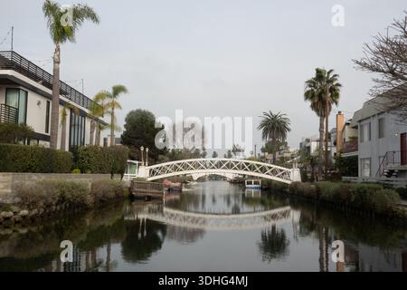 Venise, Californie, États-Unis. 21 janvier 2026. Les canaux de Venise, à quelques pâtés de maisons de Venice Beach, construits par Abbott Kinney et ouverts le 4 juillet 1905, photographiés le 21 janvier 2026. (Crédit image : © Bryan Smith/ZUMA Press Wire) USAGE ÉDITORIAL SEULEMENT ! Non destiné à UN USAGE commercial ! Banque D'Images