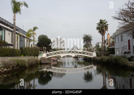 Venise, Californie, États-Unis. 21 janvier 2026. Les canaux de Venise, à quelques pâtés de maisons de Venice Beach, construits par Abbott Kinney et ouverts le 4 juillet 1905, photographiés le 21 janvier 2026. (Crédit image : © Bryan Smith/ZUMA Press Wire) USAGE ÉDITORIAL SEULEMENT ! Non destiné à UN USAGE commercial ! Banque D'Images