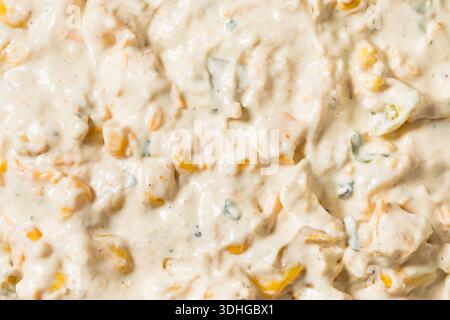Sauce crémeuse à la salsa au maïs doux avec Mayo et chips Banque D'Images