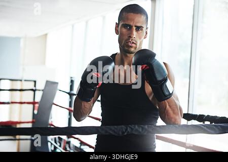 Homme, ring de boxe et entraînement avec portrait, fitness et gants avec technique pour les arts martiaux au club. Personne, boxeur et athlète professionnel avec fierté Banque D'Images