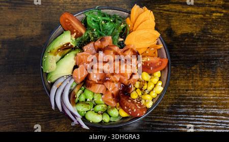 Bol de saumon frais combinant poisson cru, avocat, edamame et autres ingrédients sains Banque D'Images