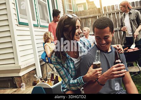 Bière, les gens et heureux avec bbq dans la cour arrière pour la réunion sociale, week-end pause et de liaison. Détendez-vous, couple d'amis et faire la fête avec de l'alcool à la maison Banque D'Images