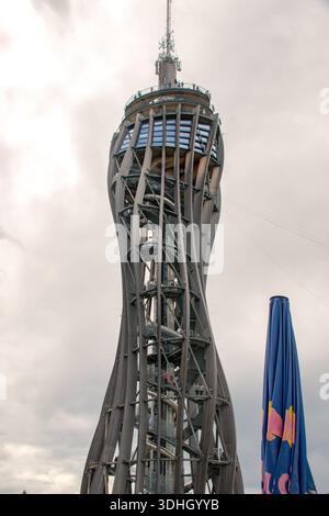 La Tour d'observation Pyramidenkogel est une attraction touristique spectaculaire située sur la montagne Pyramidenkogel au sud du lac Wörthersee en Carinthie Banque D'Images