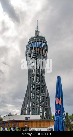 La Tour d'observation Pyramidenkogel est une attraction touristique spectaculaire située sur la montagne Pyramidenkogel au sud du lac Wörthersee en Carinthie Banque D'Images