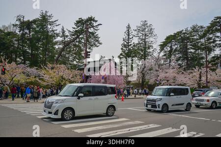 Aomori, Japon - 27 avril 2025. Véhicules circulant dans les rues du centre-ville d'Aomori, préfecture d'Aomori, Japon. Banque D'Images