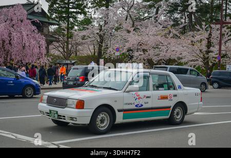 Aomori, Japon - 27 avril 2025. Véhicules circulant dans les rues du centre-ville d'Aomori, préfecture d'Aomori, Japon. Banque D'Images