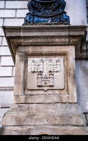 Sculpture en bas-relief de l'emblème de la ville, les trois châteaux, sur une colonne à l'entrée de l'hôtel de ville de Dublin sur Dame Street, Dublin, Irlande Banque D'Images
