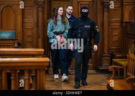 Budapest, Budapest, Hongrie. 22 janvier 2026. MAJA T., une militante antifasciste allemande qui entre au tribunal régional de Budapest-capitale lors d'une audience sous haute garde. Le militant antifa est détenu depuis de nombreux mois en Hongrie, où des années de prison pourraient les attendre s’il était reconnu coupable d’une violente attaque de partisans d’extrême droite après leur rassemblement en 2023, à Budapest. Crédit : Daniel Alfoldi/ZUMA Wire/Alamy Live News Banque D'Images