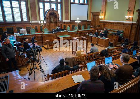Budapest, Budapest, Hongrie. 22 janvier 2026. Le tribunal régional de Budapest-capitale accueille une nouvelle audience dans l’affaire de la militante allemande d’antifa MAJA T. L’accusé est détenu en Hongrie depuis de nombreux mois maintenant, où des années de prison pourraient les attendre s’il était reconnu coupable d’une violente attaque contre des partisans d’extrême droite après leur rassemblement en 2023, à Budapest. Crédit : Daniel Alfoldi/ZUMA Wire/Alamy Live News Banque D'Images