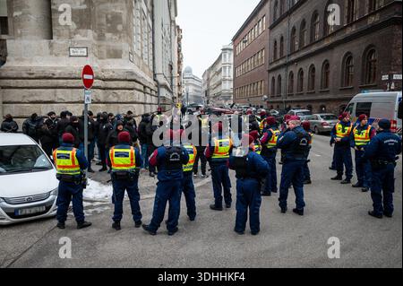 Budapest, Budapest, Hongrie. 22 janvier 2026. La police anti-émeute guette autour des militants d’extrême droite au tribunal régional de Budapest-capitale qui se sont présentés pour protester contre les partisans de la militante anti-fasciste allemande MAJA T., qui est maintenue en détention en Hongrie depuis des mois maintenant et est accusée d’attaques violentes contre des partisans d’extrême droite après la marche de la Journée d’honneur de 2023 à Budapest. Crédit : Daniel Alfoldi/ZUMA Wire/Alamy Live News Banque D'Images