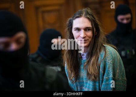 Budapest, Budapest, Hongrie. 22 janvier 2026. MAJA T., une militante antifasciste allemande escortée au tribunal régional de Budapest-capitale lors d'une audience sous haute garde. Le militant antifa est détenu depuis de nombreux mois en Hongrie, où des années de prison pourraient les attendre s’il était reconnu coupable d’une violente attaque de partisans d’extrême droite après leur rassemblement en 2023, à Budapest. Crédit : Daniel Alfoldi/ZUMA Wire/Alamy Live News Banque D'Images