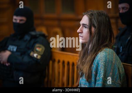 Budapest, Budapest, Hongrie. 22 janvier 2026. MAJA T., une militante antifasciste allemande, est assise dans la salle d'audience du tribunal régional de Budapest-capitale lors d'une audience de procès sous haute garde. Le militant antifa est détenu depuis de nombreux mois en Hongrie, où des années de prison pourraient les attendre s’il était reconnu coupable d’une violente attaque de partisans d’extrême droite après leur rassemblement en 2023, à Budapest. Crédit : Daniel Alfoldi/ZUMA Wire/Alamy Live News Banque D'Images
