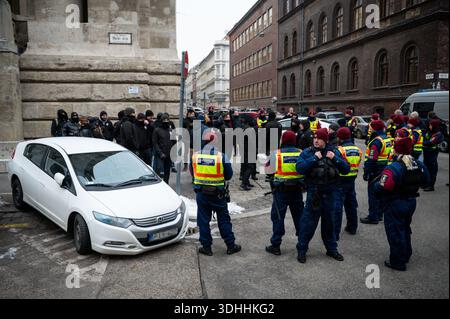 Budapest, Budapest, Hongrie. 22 janvier 2026. Des militants d’extrême droite se sont présentés au tribunal régional de Budapest-capitale pour protester contre les partisans de la militante antifasciste allemande MAJA T., qui est maintenue en détention en Hongrie depuis des mois et est accusée de violentes attaques contre des partisans d’extrême droite après la marche de la Journée d’honneur de 2023 à Budapest. Crédit : Daniel Alfoldi/ZUMA Wire/Alamy Live News Banque D'Images