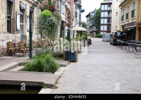Rue typique dans la vieille ville, ville de Rouen, département de la Seine maritime, Normandie, France Banque D'Images