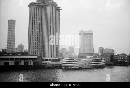 La Nouvelle-Orléans, États-Unis - vers 1976 : Skyscraper World Trade Center et président de la rivière Banque D'Images