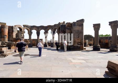 Ruines de la cathédrale Zvartnots du VIIe siècle avec des arches en pierre et des piliers sous un ciel dégagé sur le site du patrimoine mondial de l'UNESCO en Arménie, en Europe Banque D'Images