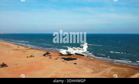 Vue aérienne d'un ekranoplan de classe lun sur une plage de sable. Support Banque D'Images