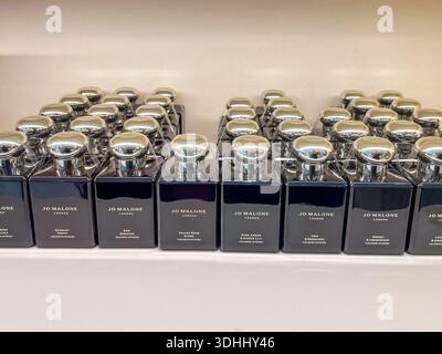 Malaga, Espagne - 21 décembre 2025 : JO Malone bouteilles de cologne noires intenses exposées dans un magasin sur une étagère, soulignant le design luxueux de la marque Banque D'Images