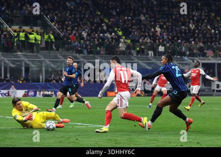 Milan, Italie. 20 janvier 2026. Yann Sommer du FC Internazionale sauve le ballon aux pieds de Gabriel Martinelli de l'Arsenal FC lors du match Internazionale vs Arsenal UEFA Champions League à Giuseppe Meazza, Milan. Le crédit photo devrait se lire : Jonathan Moscrop/Sportimage crédit : Sportimage Ltd/Alamy Live News Banque D'Images