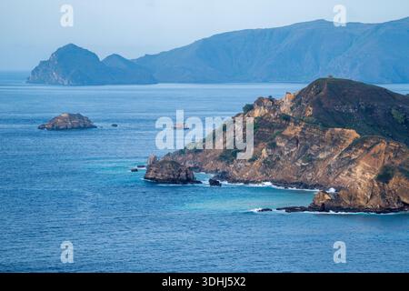 Superbe vue panoramique sur les falaises côtières et l'océan Turquoise Banque D'Images