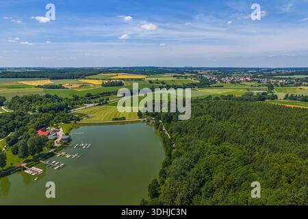 Vue d'en haut de la zone de loisirs Bucher See dans la vallée de Jagst près d'Ellangen dans l'est de Württemberg Banque D'Images