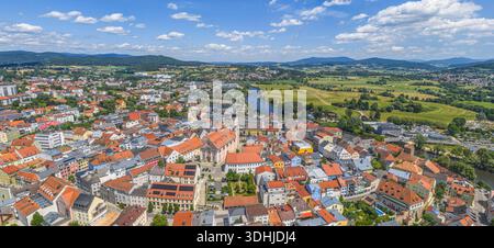 Vue sur la vallée de Black Regen autour de la ville de district de Cham dans le Haut-Palatinat en été Banque D'Images