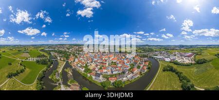 Vue sur la vallée de Black Regen autour de la ville de district de Cham dans le Haut-Palatinat en été Banque D'Images