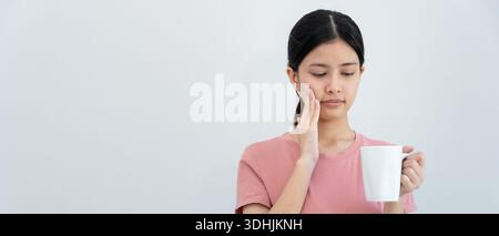 Femme asiatique sentir les dents sensibles après avoir bu chaud, femelle souffrent dent, problèmes de carie, soins dentaires, extraction dentaire, problème de décomposition, mauvaise haleine, GI Banque D'Images
