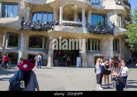 Touristes visitant Casa Mila à Barcelone par une journée ensoleillée Banque D'Images