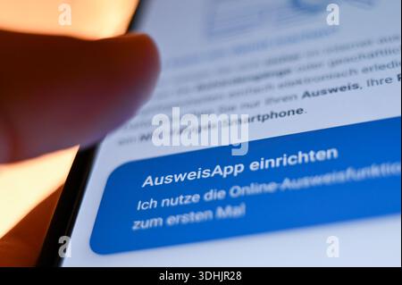 Stuttgart, Allemagne. 20 janvier 2026. L’AusweisApp Bund peut être vu sur un téléphone portable, dans lequel les données pour une fonction d’identification en ligne telle que l’eID peuvent être stockées. L'application est conçue pour permettre l'échange de données cryptées entre la carte d'identité et le service en ligne. Crédit : Katharina Kausche/dpa/Alamy Live News Banque D'Images