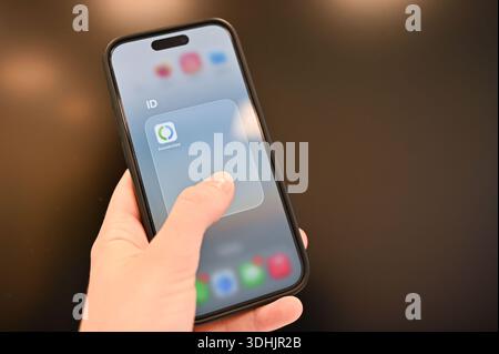 Stuttgart, Allemagne. 20 janvier 2026. L’AusweisApp Bund peut être vu sur un téléphone portable, dans lequel les données pour une fonction d’identification en ligne telle que l’eID peuvent être stockées. L'application est conçue pour permettre l'échange de données cryptées entre la carte d'identité et le service en ligne. Crédit : Katharina Kausche/dpa/Alamy Live News Banque D'Images
