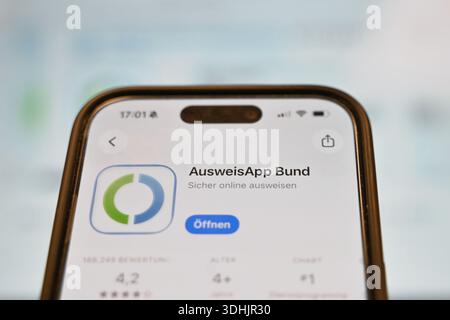 Stuttgart, Allemagne. 20 janvier 2026. L’AusweisApp Bund peut être vu sur un téléphone portable, dans lequel les données pour une fonction d’identification en ligne telle que l’eID peuvent être stockées. L'application est conçue pour permettre l'échange de données cryptées entre la carte d'identité et le service en ligne. Crédit : Katharina Kausche/dpa/Alamy Live News Banque D'Images