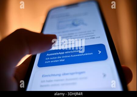 Stuttgart, Allemagne. 20 janvier 2026. L’AusweisApp Bund peut être vu sur un téléphone portable, dans lequel les données pour une fonction d’identification en ligne telle que l’eID peuvent être stockées. L'application est conçue pour permettre l'échange de données cryptées entre la carte d'identité et le service en ligne. Crédit : Katharina Kausche/dpa/Alamy Live News Banque D'Images