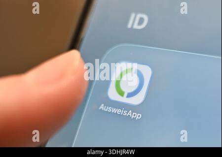Stuttgart, Allemagne. 20 janvier 2026. L’AusweisApp Bund peut être vu sur un téléphone portable, dans lequel les données pour une fonction d’identification en ligne telle que l’eID peuvent être stockées. L'application est conçue pour permettre l'échange de données cryptées entre la carte d'identité et le service en ligne. Crédit : Katharina Kausche/dpa/Alamy Live News Banque D'Images