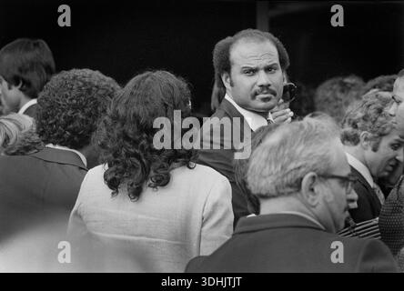 Chris Chambliss, joueur des New York Yankees, fait partie de la foule qui a assisté aux funérailles de son coéquipier Thurman Munson à Canton, Ohio, le 6 août 1979. Munson meurt le 2 août 1979 après que son avion Cessna citation s'est écrasé juste à côté de la piste de l'aéroport d'Akron-Canton dans le nord-est de l'Ohio. Les funérailles tenues à Canton, Ohio (ville natale de Munson) ont été suivies par presque tous les Yankees de New York, qui ont volé pour les services avant de retourner à New York pour un match ce soir-là. Photo d'Ernie Mastroianni Banque D'Images