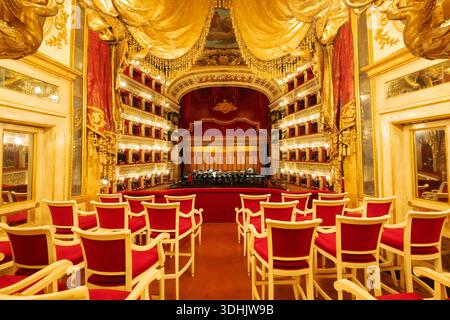 Opéra décoré intérieur san Carlo, affichant des sièges rouges, des balcons et une scène, Naples, Italie Banque D'Images