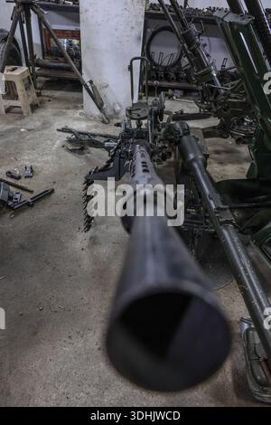 Erbil, région du Kurdistan, Irak. 22 janvier 2026. Un héritage de défense transmis à la génération suivante. Wasta Ibrahim Husin (à droite), vétéran peshmergas de 75 ans, se tient avec son fils Omar à l'intérieur de leur arsenal volontaire à Kore avec un bilan de service de 40 ans Husin est un vétéran de la bataille historique de Darbandi Kore et de la guerre contre Daech ayant servi volontairement dans les deux conflits. Agissant maintenant comme une encyclopédie vivante de l'armement, il transfère ses quatre décennies d'expertise à son fils, afin que son engagement de toute une vie à protéger la région du Kurdistan se poursuive dans le futur Banque D'Images