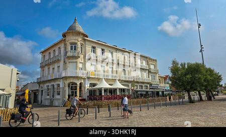 Soulac-sur-mer, France - 4 juin 2025. Vue panoramique sur le bâtiment historique à la promenade en bord de mer avec un style caractéristique de bord de mer avec Banque D'Images
