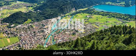 Vue panoramique sur Interlaken et le lac de Thoune depuis le point de vue Harder Kulm par une journée d'été ensoleillée. Banque D'Images