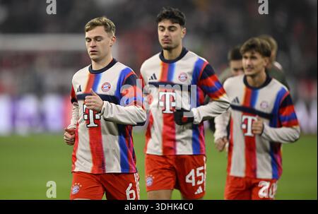 Entraînement d'échauffement Joshua Kimmich FC Bayern Munich FCB (06) Aleksandar Pavlovic FC Bayern Munich FCB (45) Tom Bischof FC Bayern Munich FCB (20) Football Banque D'Images