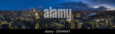 Vue aérienne de la Tamise reflétant les lumières de la ville sous un ciel dramatique, mettant en évidence la cathédrale Paul et les gratte-ciel modernes, Londres, Angleterre, Banque D'Images