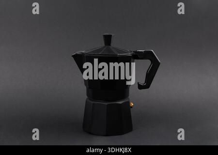 Cafetière Geyser noire isolée sur fond gris. EQUIPEMENT de camping Banque D'Images