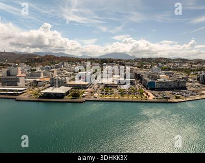 Vue aérienne du paysage urbain vibrant rencontrant la mer turquoise, une harmonie de beauté urbaine et naturelle., Nouméa, Province du Sud, Nouvelle-Calédonie. Banque D'Images