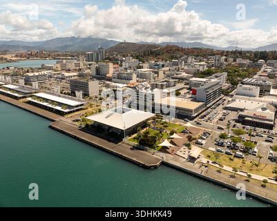 Vue aérienne de la ville animée, où le toit blanc étincelant du Musée maritime contraste avec les eaux turquoises profondes du port de Nouméa, Banque D'Images