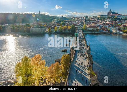 Célèbre pont Charles dans le centre historique de Prague Banque D'Images