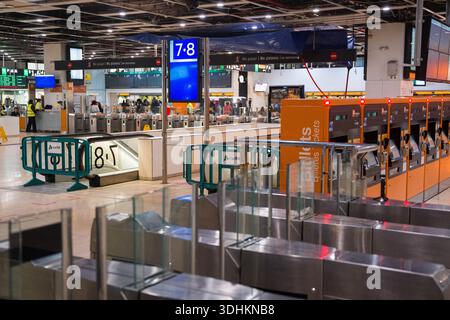Barcelone, Barcelone, Espagne. 22 janvier 2026. Vues d'une gare Sants pratiquement vide de Barcelone en raison du deuxième jour sans trains Rodalies en Catalogne, suite au déraillement de Gelida. Les syndicats de conducteurs de train, Renfe, ADIF et la Generalitat de Catalunya ont conclu un accord pour rétablir progressivement le service (crédit image : © Marc Asensio Clupes/ZUMA Press Wire) USAGE ÉDITORIAL SEULEMENT ! Non destiné à UN USAGE commercial ! Banque D'Images